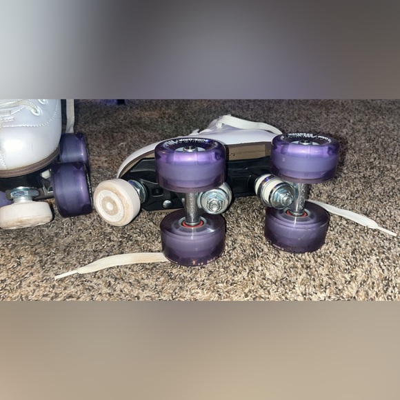 Retro White Roller Skates - Picture 2 of 6